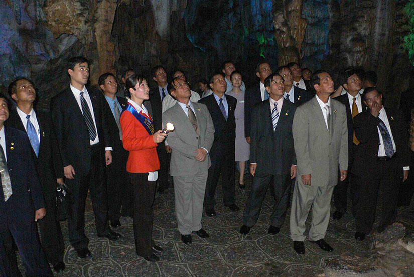 2006年 缅甸总理梭温在芦笛岩
